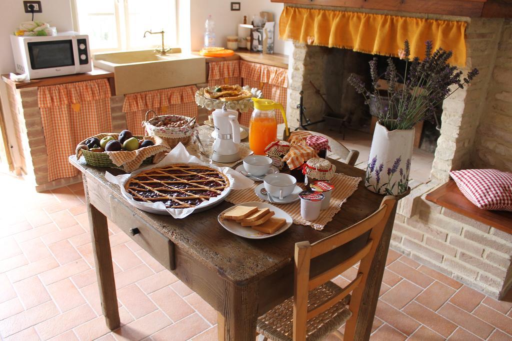 B&B Il Poggetto Serra Sant'Abbondio Екстер'єр фото